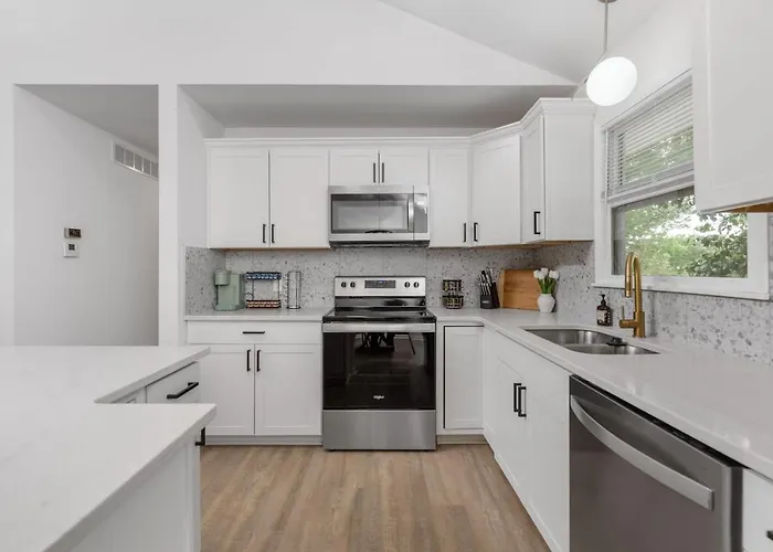 Beautiful 6 Bed 3 Bath Home In Quiet Neighborhood