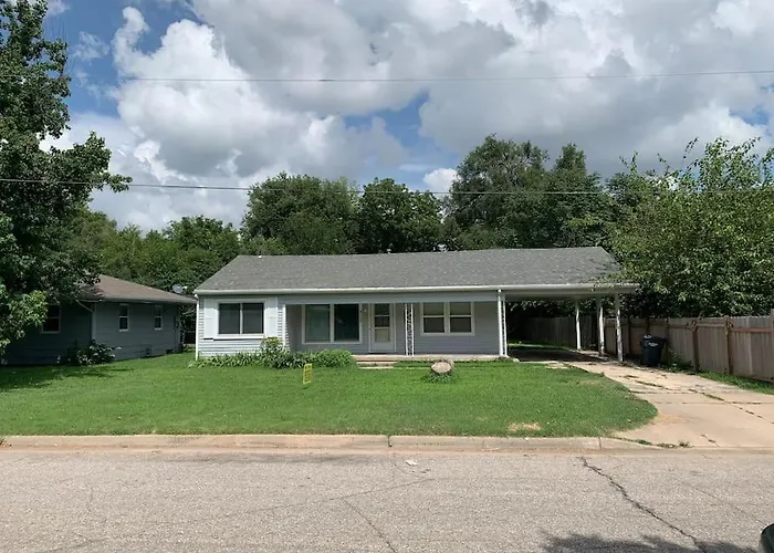 Spacious West Side Home Away From Home!