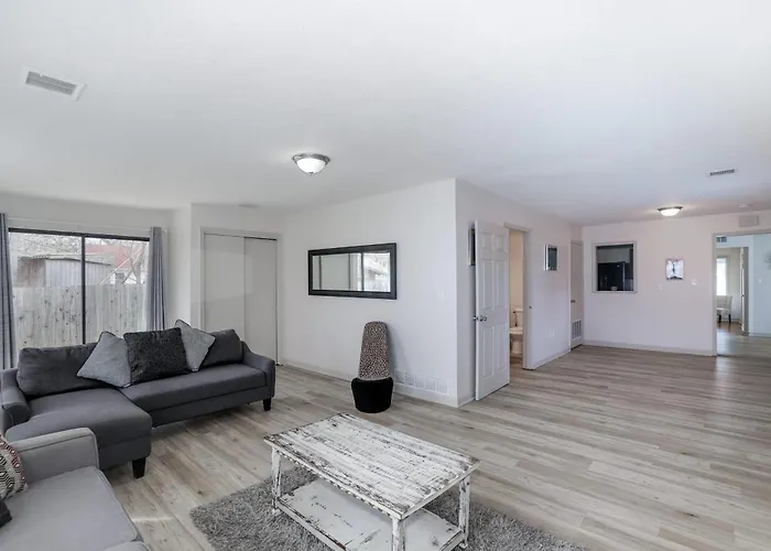Spacious West Side Home Away From Home!