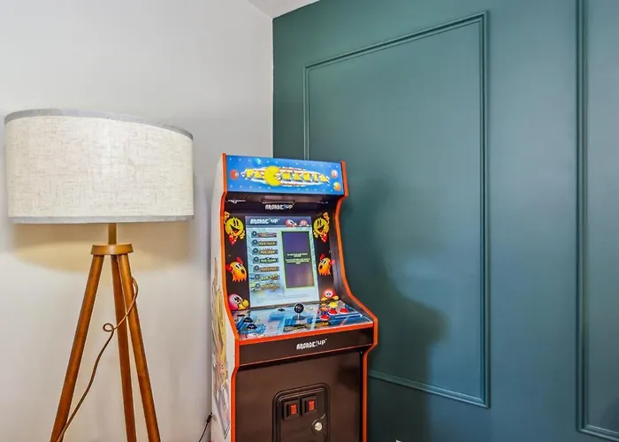 Hottub, Cinema & Games In A Quiet Neighborhood